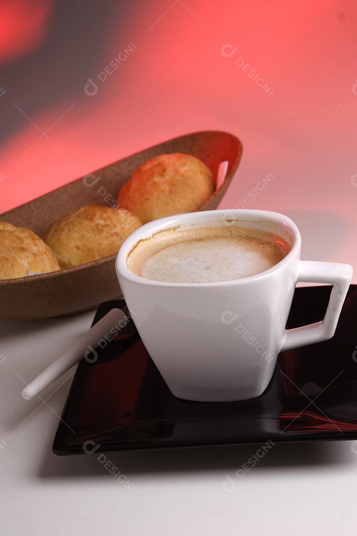 Pão de queijo com leite e café sobre fundo branco
