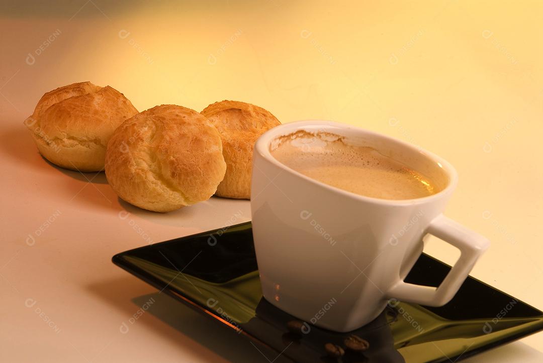 Pão de queijo com leite e café sobre fundo branco