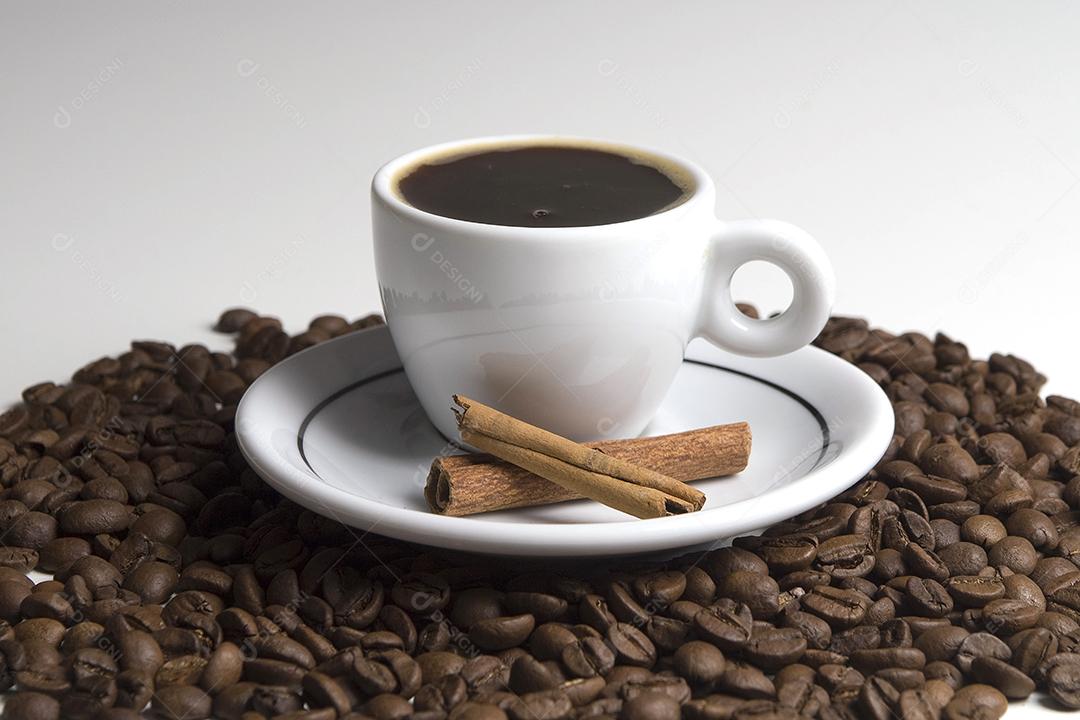 Um grupo de café em grão sobre fundo isolado com copo.