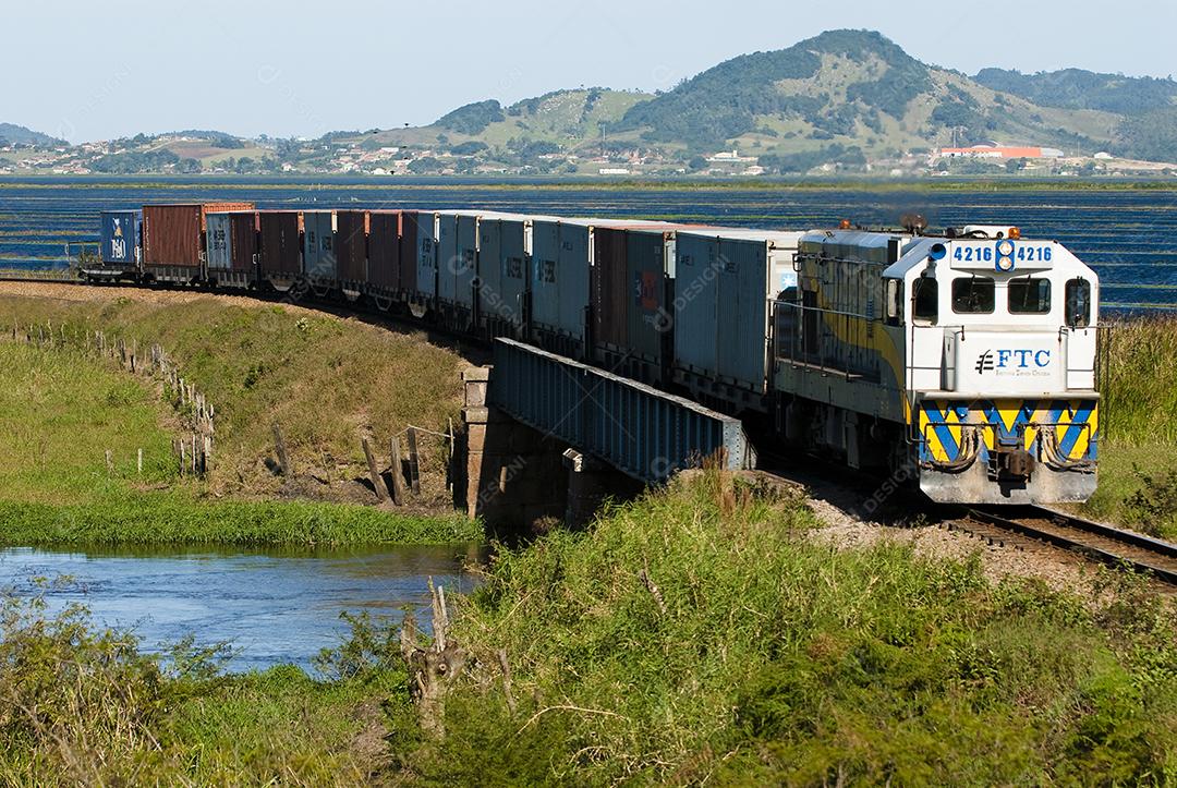 Metrô passando em trilha sobre fundo paisagem natural.