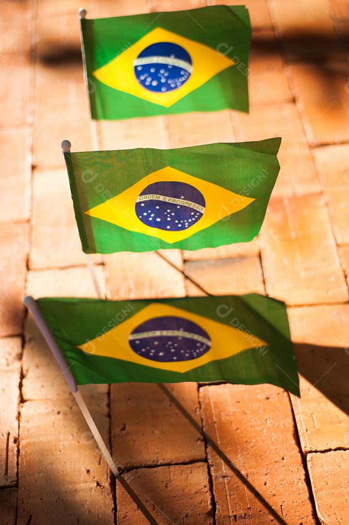 Bandeira do Brasil sobre fundo de madeira. Representação da pátria.