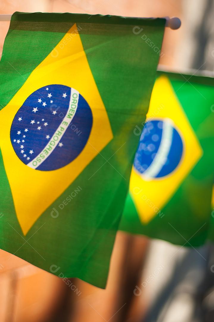 Bandeira do Brasil. Fundo desfocado