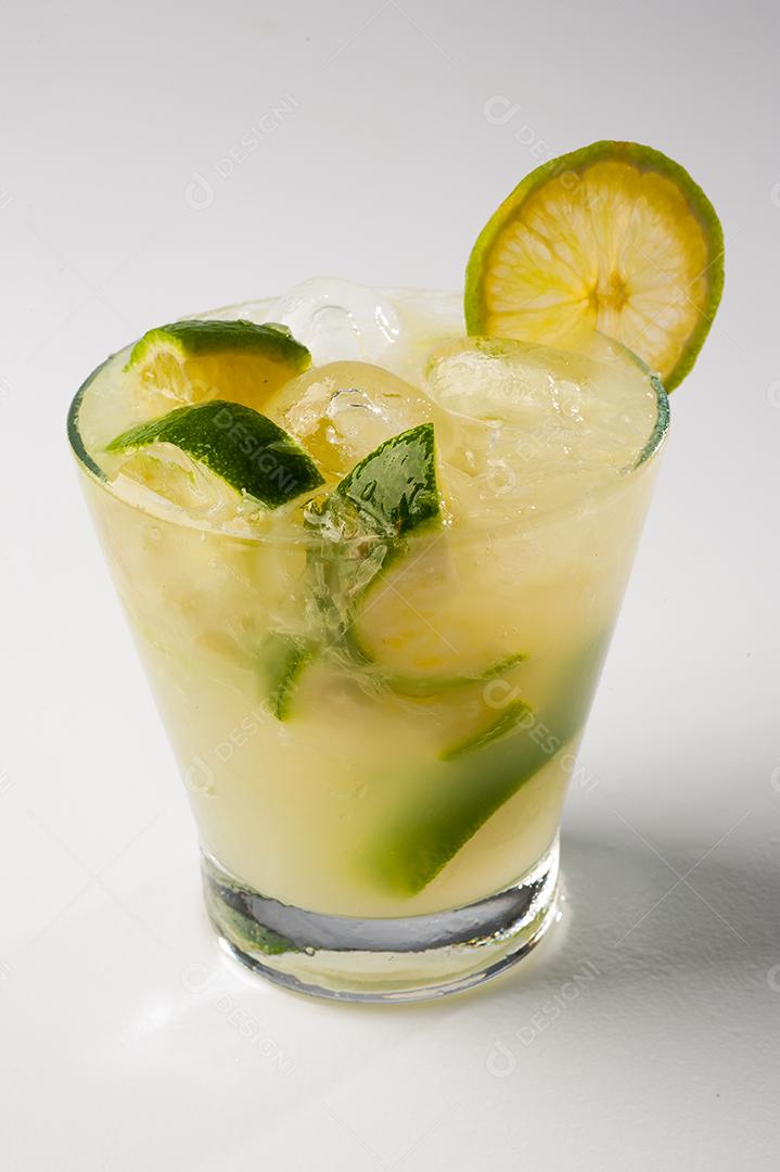 Suco de limão com fatias de limão e gelo em copo sobre fundo branco