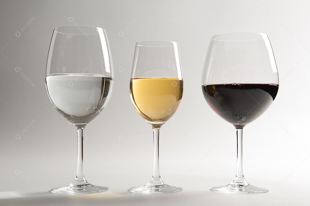 Taça de cristal para espumantes, champanhes e lambruscos, servidos refrigerados.