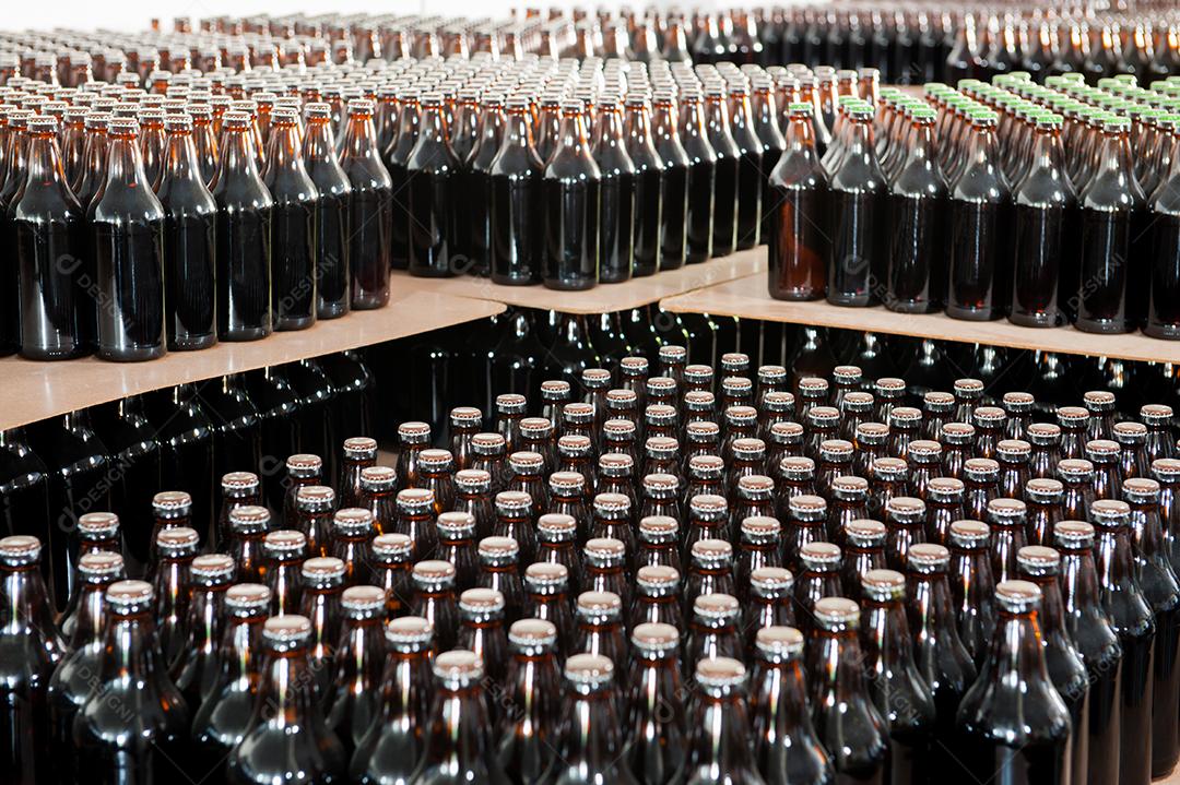 Garrafas de vidro vazias sobre fundo cotidiano.