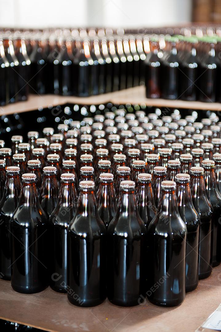 Garrafas de vidro vazias sobre fundo cotidiano.