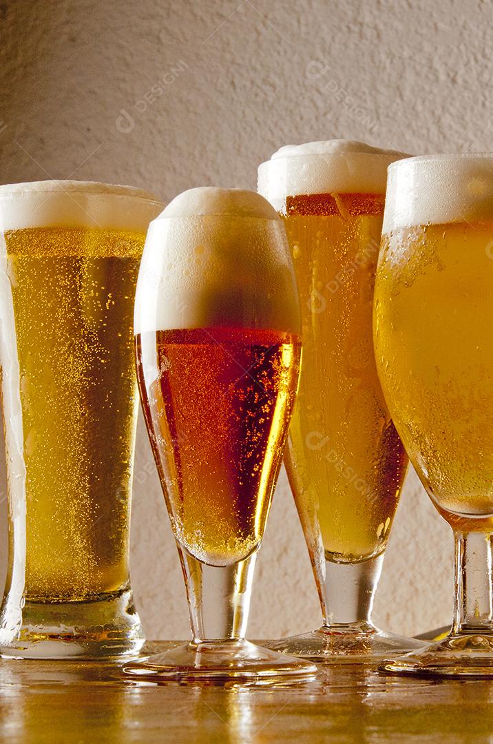 Cerveja gelada em taças com espuma .cervejaria