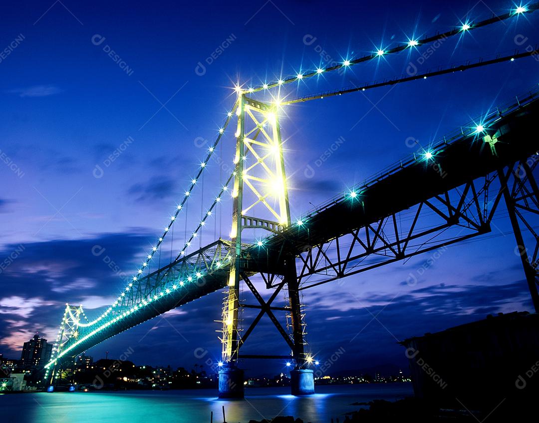 Ponte grande cheia de iluminação indo para cidade