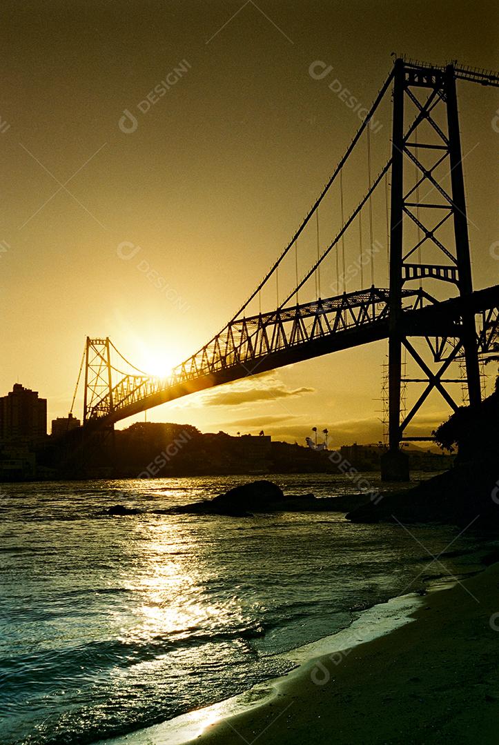 Ponte grande ao por do sol. Paisagem