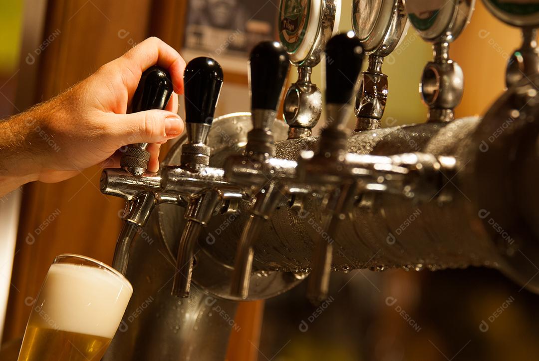 Cerveja saindo de torneiras em bar. bebida. cervejaria.