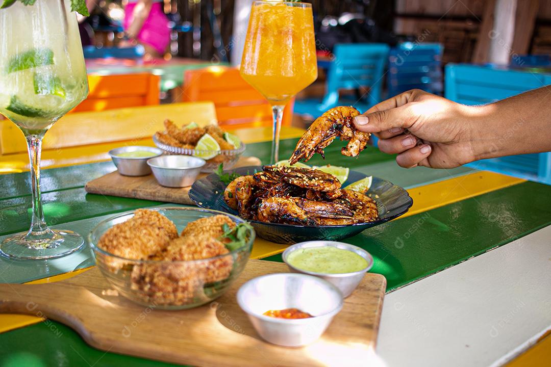 Comida típica brasileira. Camarão, salgadinhos e bebidas.