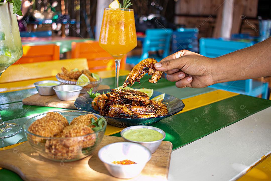 Comida típica brasileira. Camarão, salgadinhos e bebidas.