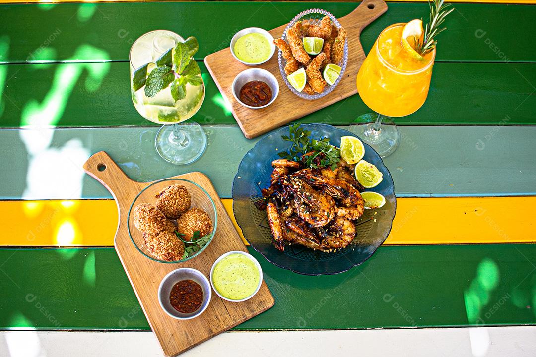 Comida típica brasileira. Camarão, salgadinhos e bebidas.