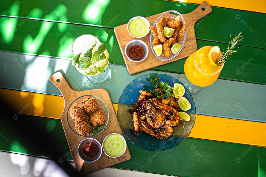 Comida típica brasileira. Camarão, salgadinhos e bebidas.