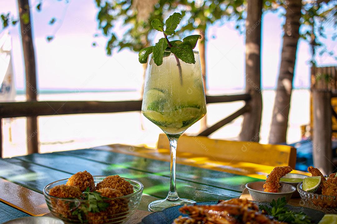 Coquetel, drinks, gelo limão e hortelã