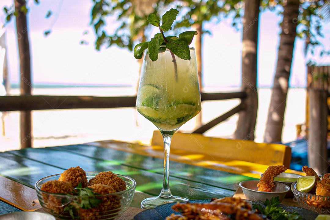 Coquetel, drinks, gelo limão e hortelã