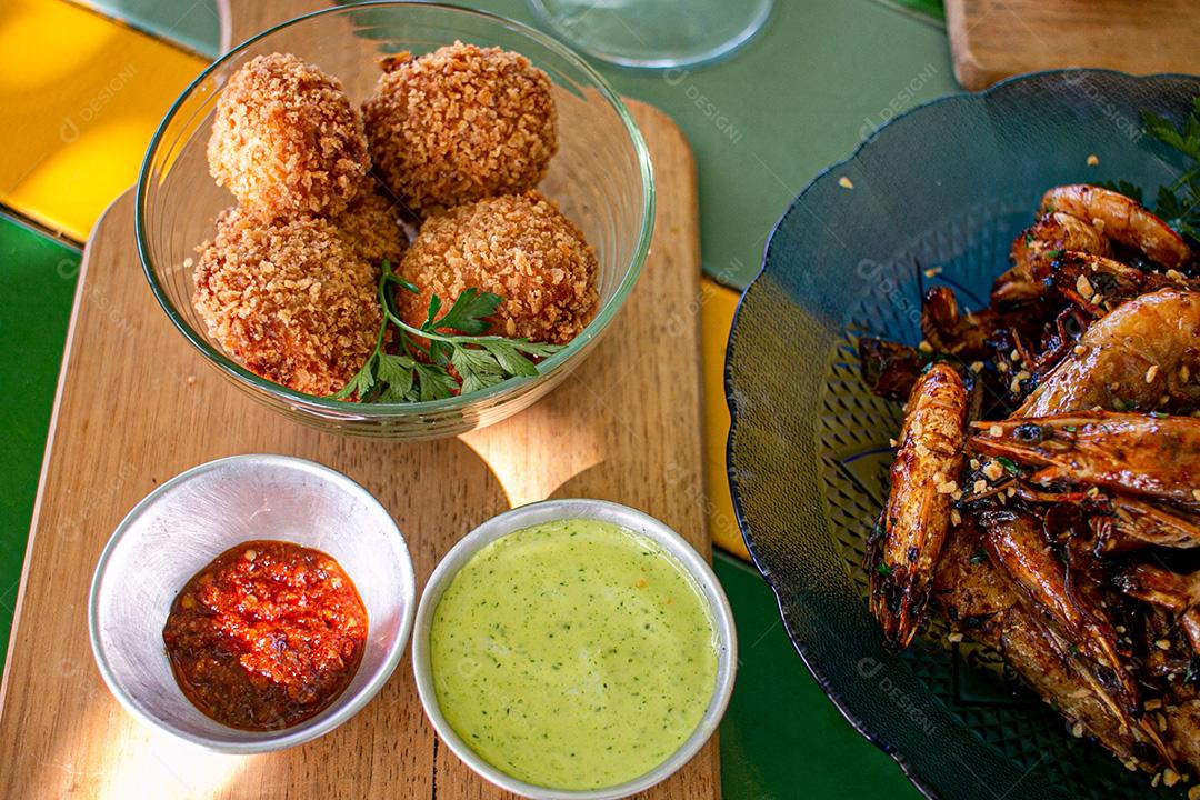 Camarão com drinks gelados com limão e hortelã.