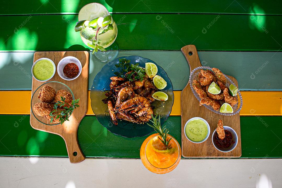 Comida típica brasileira. Camarão, salgadinhos e bebidas.