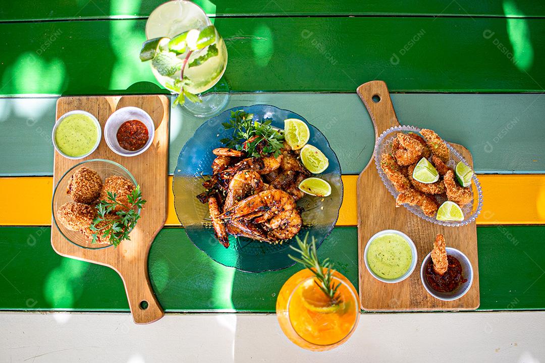 Comida típica brasileira. Camarão, salgadinhos e bebidas.