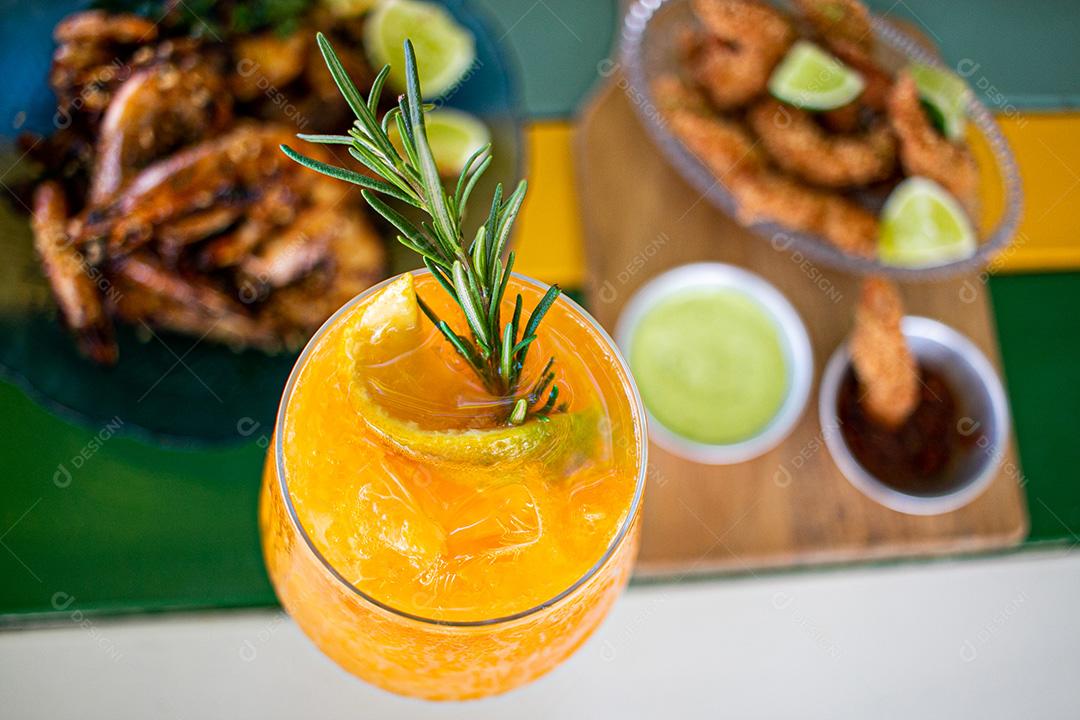 coquetel, bebida gelada com gelo suco laranja sobre taça de vidro. Drink.