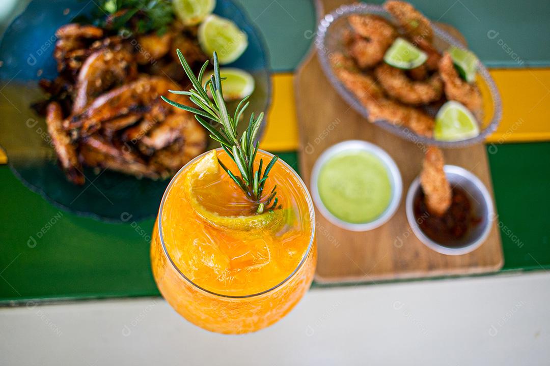 Coquetel em taça de vidro. com gelo. Bebida gelada, drink