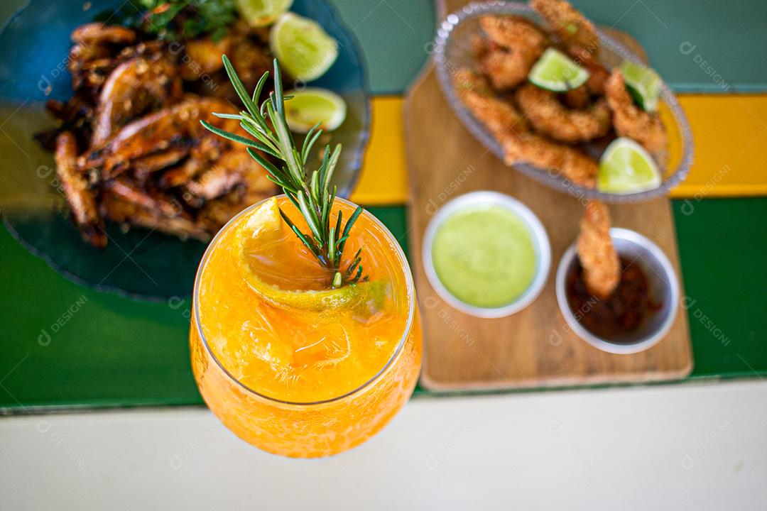 Coquetel em taça de vidro. com gelo. Bebida gelada, drink