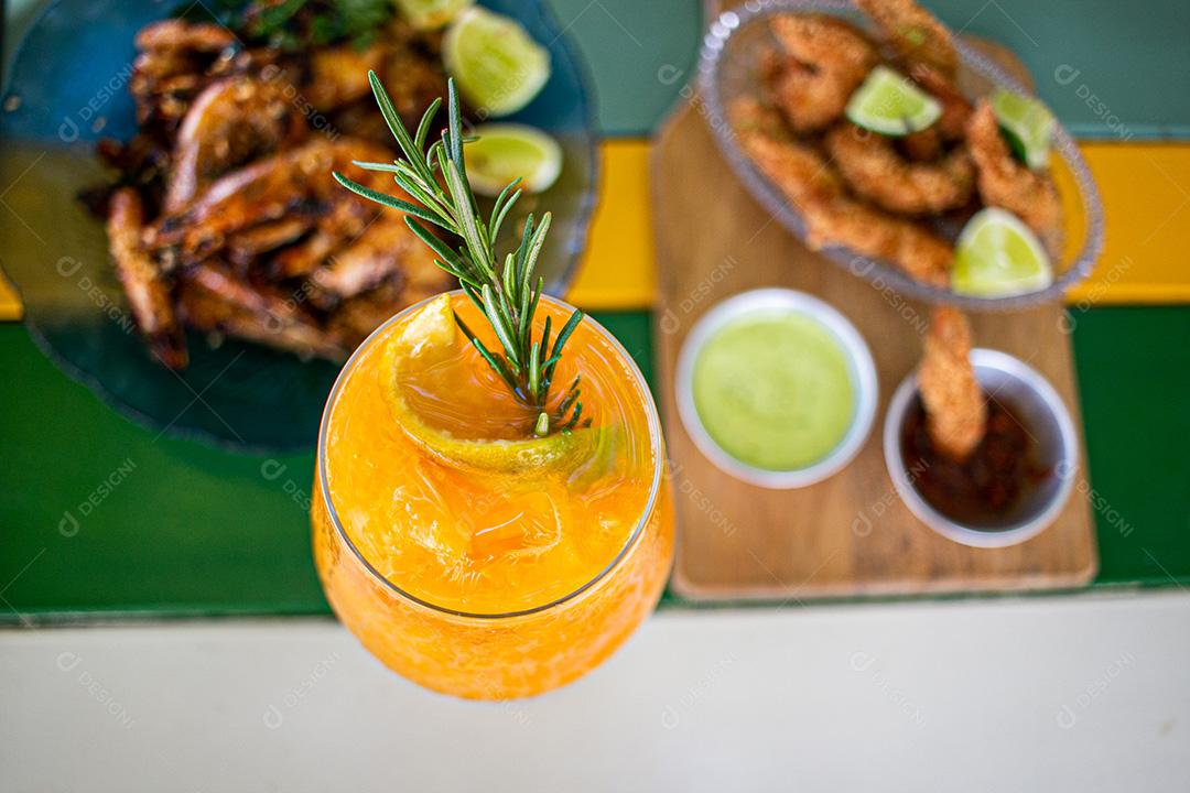 Coquetel em taça de vidro. com gelo. Bebida gelada, drink