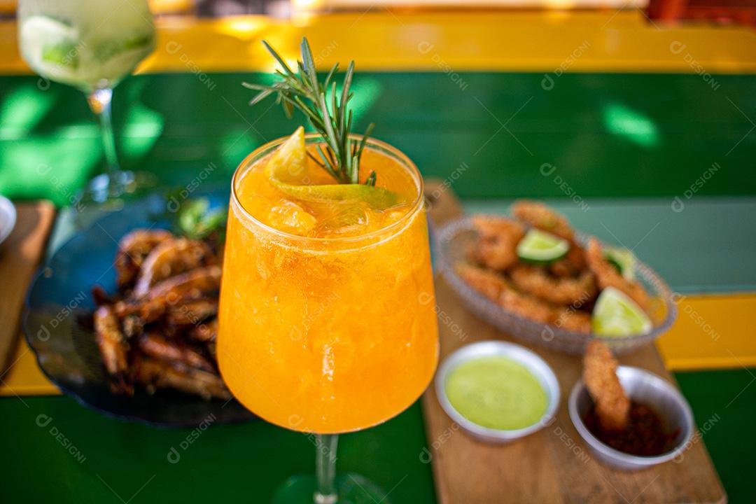 Coquetel em taça de vidro. com gelo. Bebida gelada, drink