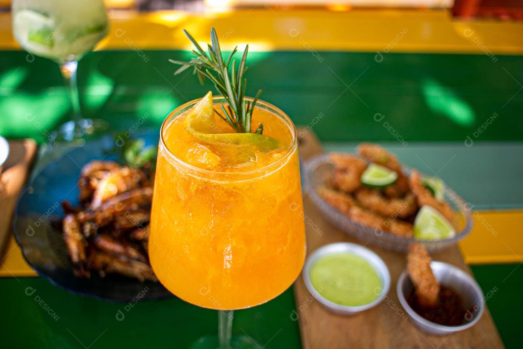 suco de fruta laranja em taça de vidro sobre fundo cotidiano