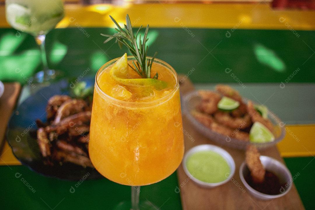 suco de fruta laranja em taça de vidro sobre fundo cotidiano