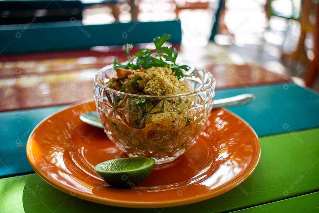 Farofa, farinha, limão, carne, coentro, tomate. Restaurante.