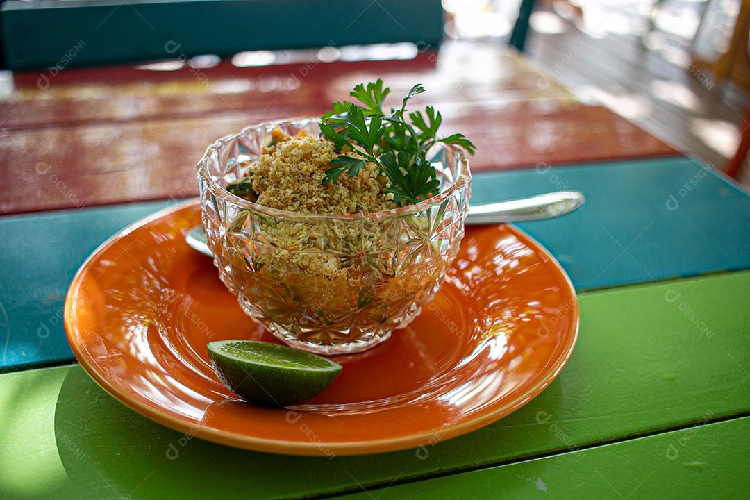 Farofa, farinha, limão, carne, coentro, tomate. Restaurante.