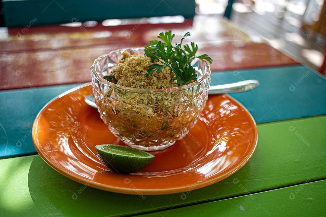 Farofa, farinha, limão, carne, coentro, tomate. Restaurante.