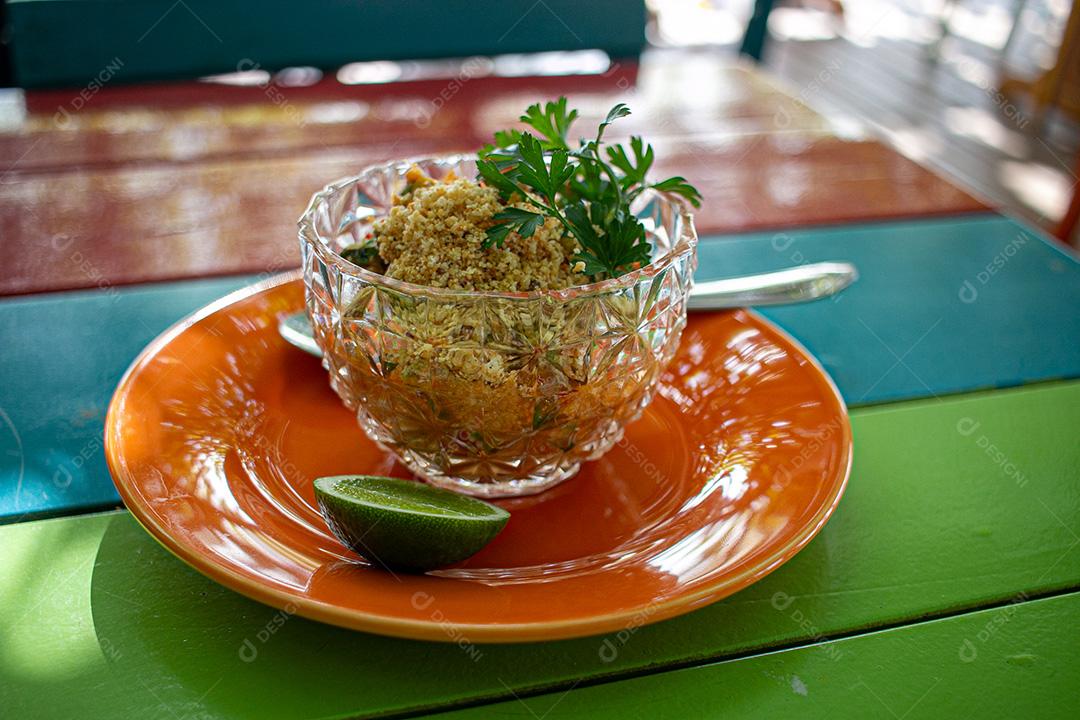 Farofa, farinha, limão, carne, coentro, tomate. Restaurante.