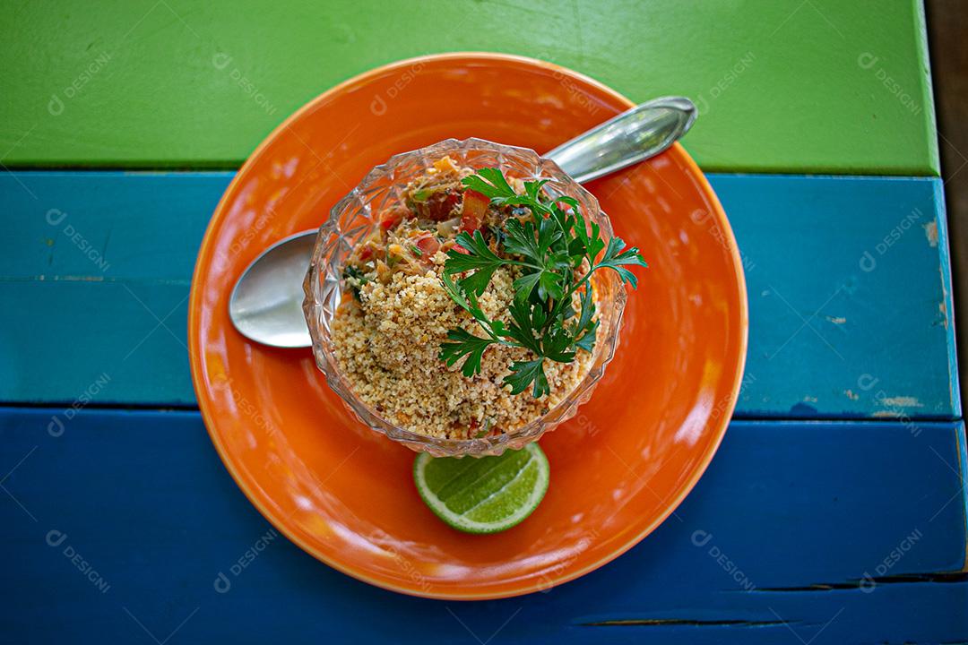 Farofa, farinha, limão, carne, coentro, tomate. Restaurante.