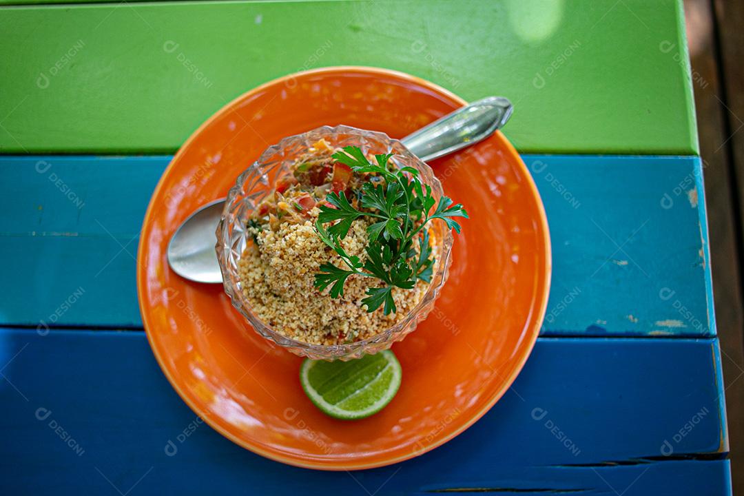 Farofa, farinha, limão, carne, coentro, tomate. Restaurante.