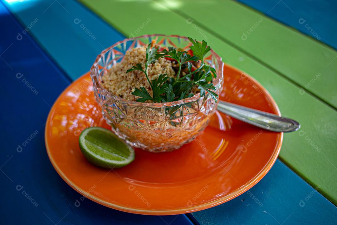 Farofa, farinha, limão, carne, coentro, tomate. Restaurante.