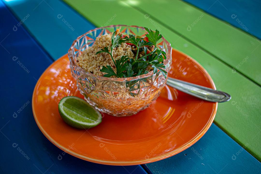 Farofa, farinha, limão, carne, coentro, tomate. Restaurante.