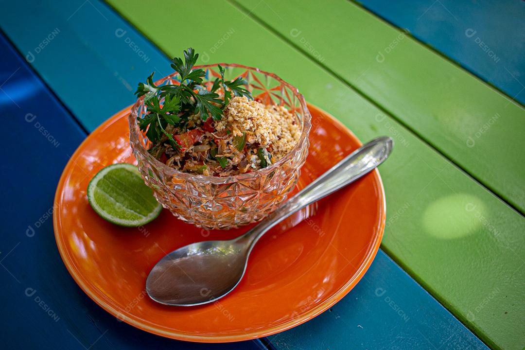 Farofa, farinha, limão, carne, coentro, tomate. Restaurante.