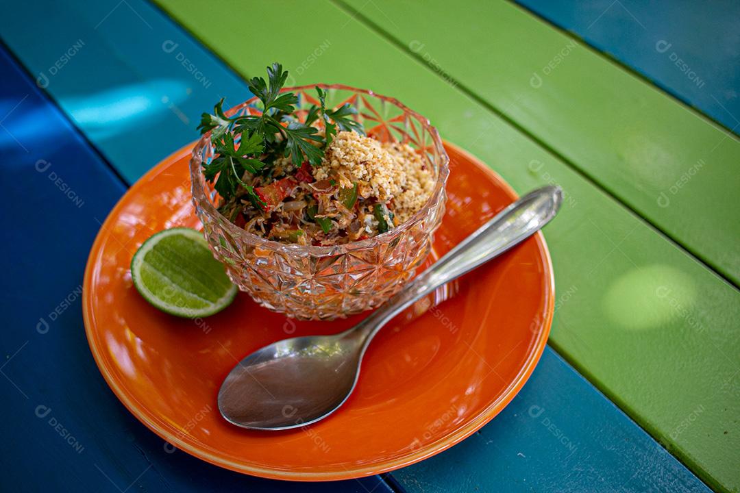 Farofa, farinha, limão, carne, coentro, tomate. Restaurante.