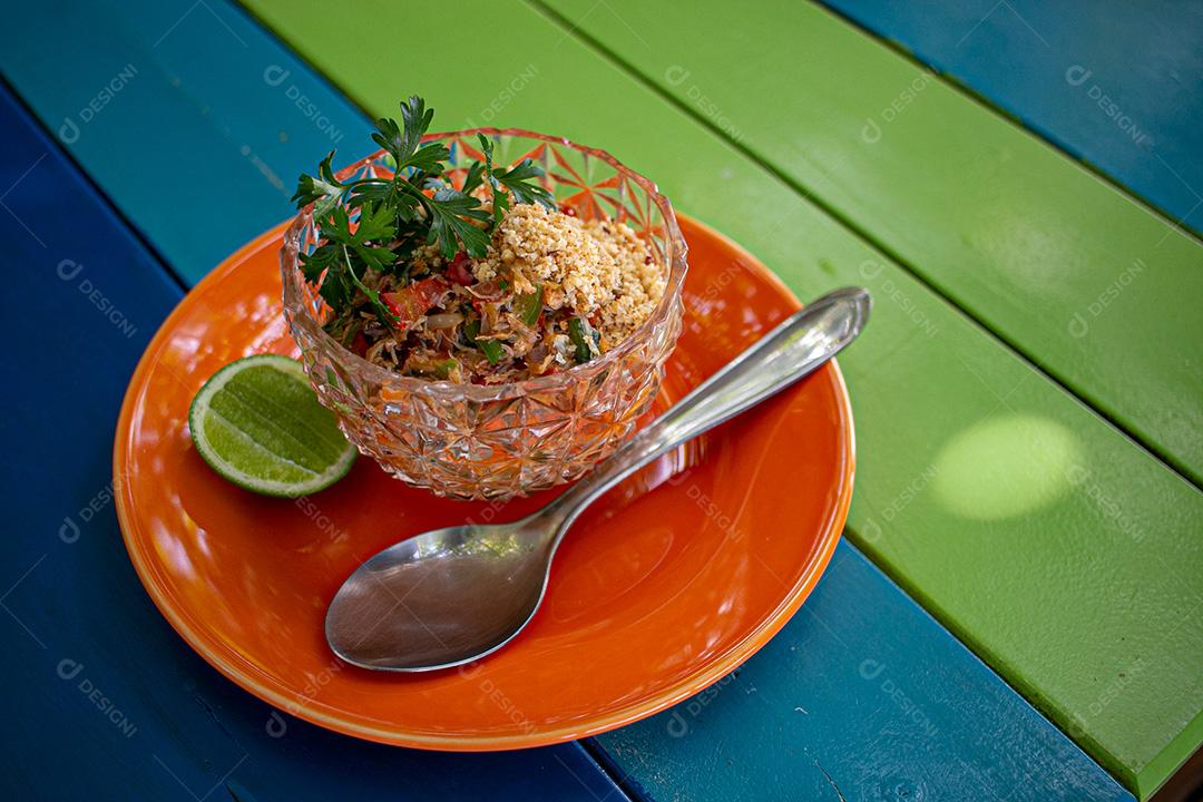 Farofa, farinha, limão, carne, coentro, tomate. Restaurante.