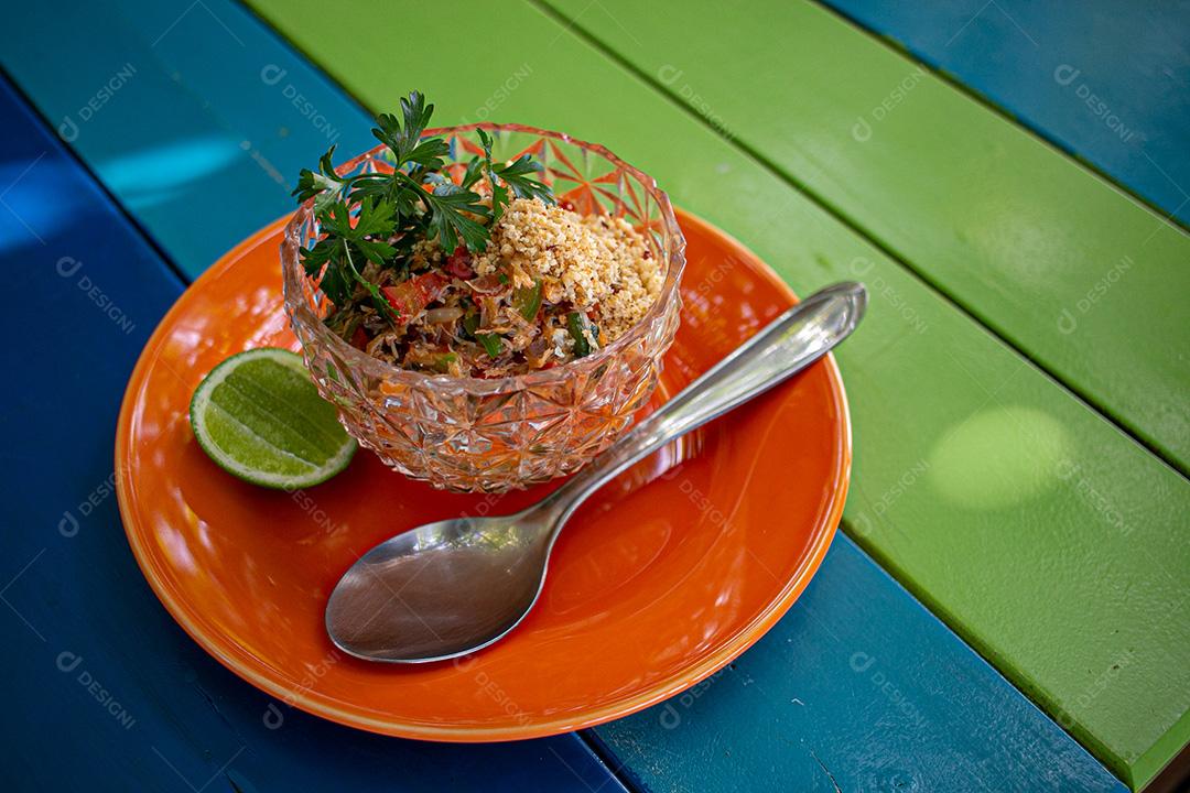 Farofa, farinha, limão, carne, coentro, tomate. Restaurante.