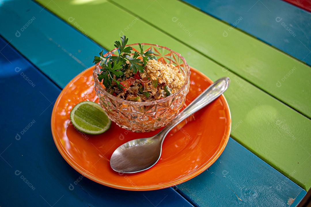 Farofa, farinha, limão, carne, coentro, tomate. Restaurante.