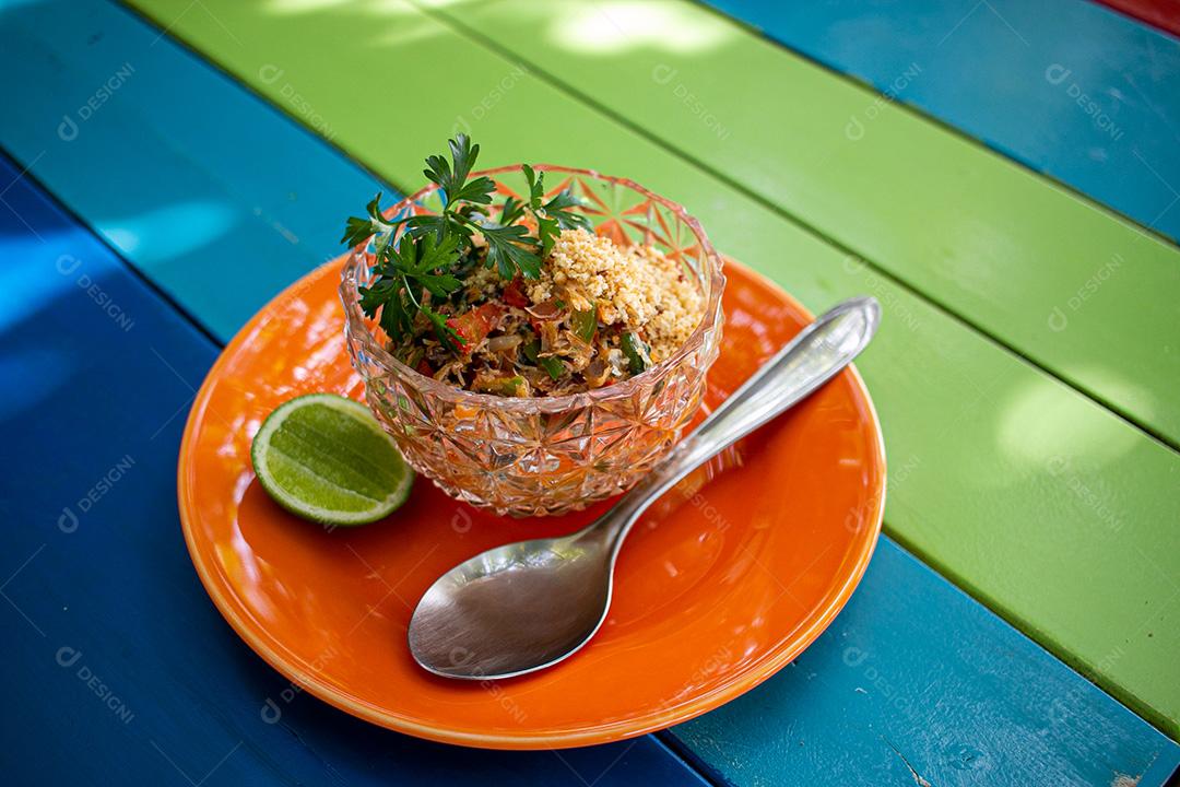 Farofa, farinha, limão, carne, coentro, tomate. Restaurante.