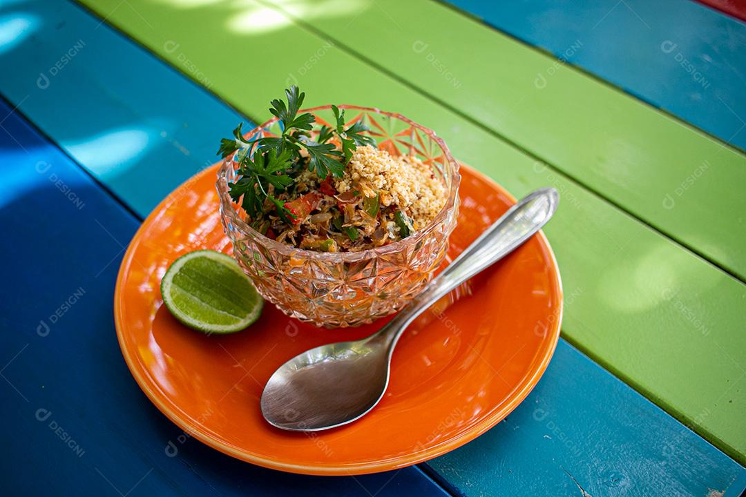 Farofa, farinha, limão, carne, coentro, tomate. Restaurante.