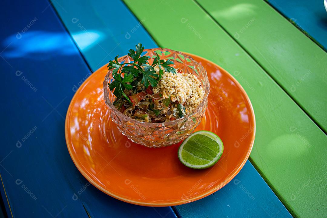 Farofa, farinha, limão, carne, coentro, tomate. Restaurante.