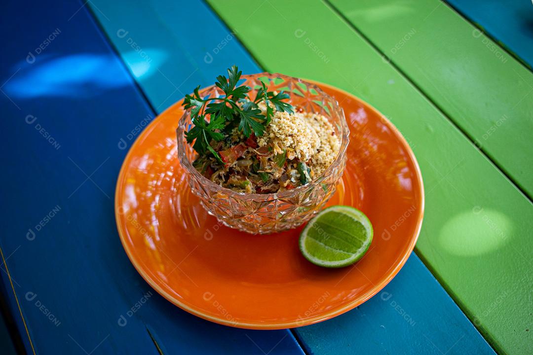 Farofa, farinha, limão, carne, coentro, tomate. Restaurante.