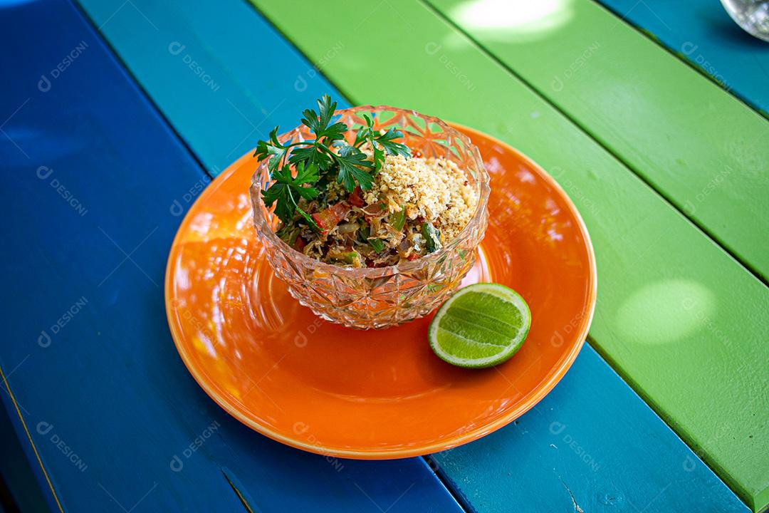 Farofa, farinha, limão, carne, coentro, tomate. Restaurante.