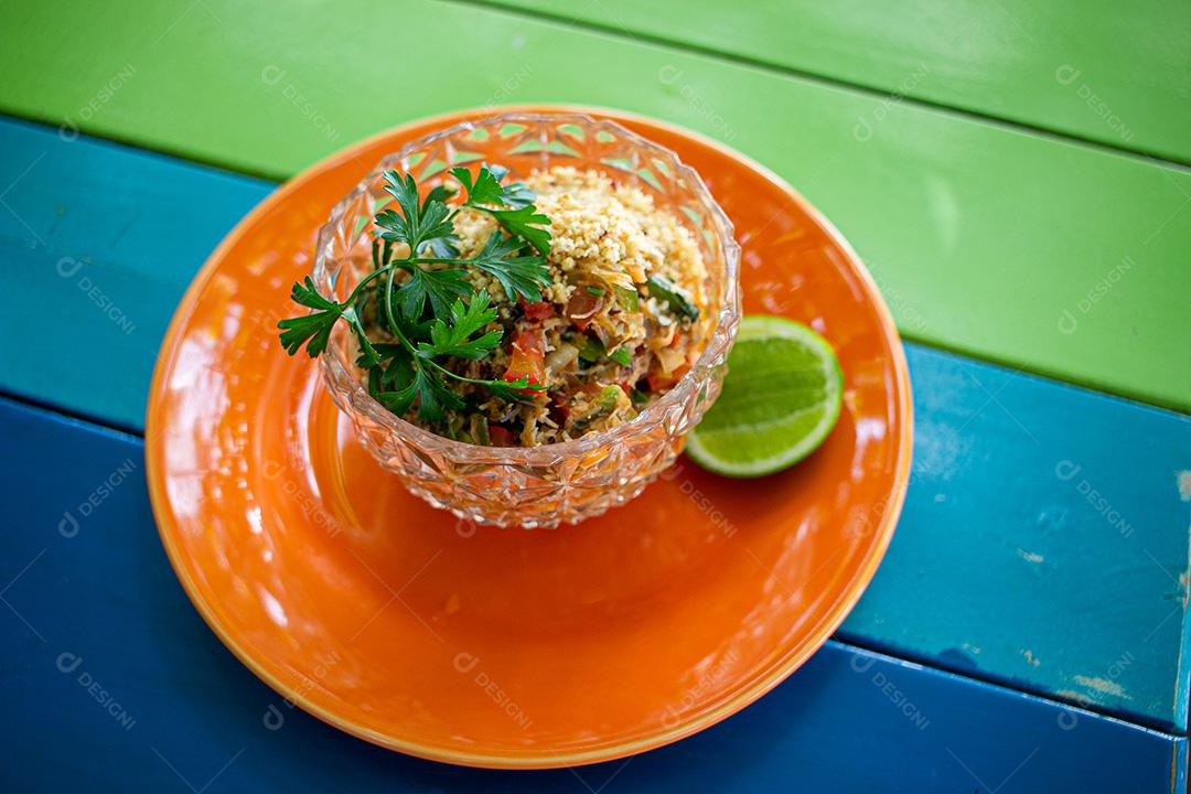 Farofa, farinha, limão, carne, coentro, tomate. Restaurante.