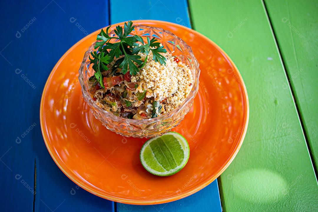 Farofa, farinha, limão, carne, coentro, tomate. Restaurante.